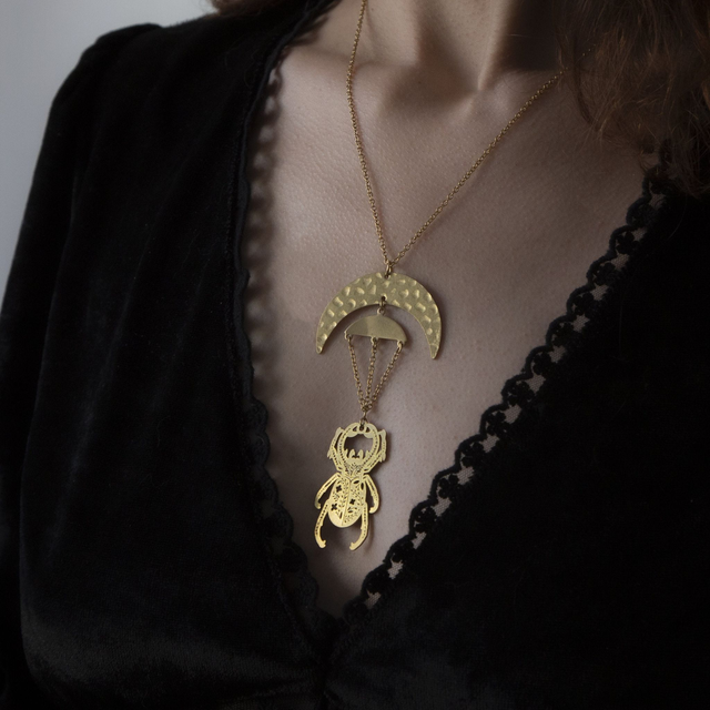 "Ombre Sacrée" collier en laiton 