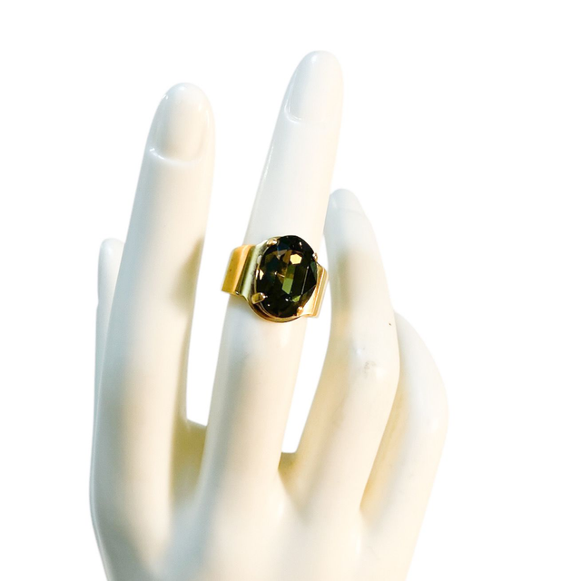 Anello tondo oro con pietra ovale grigia