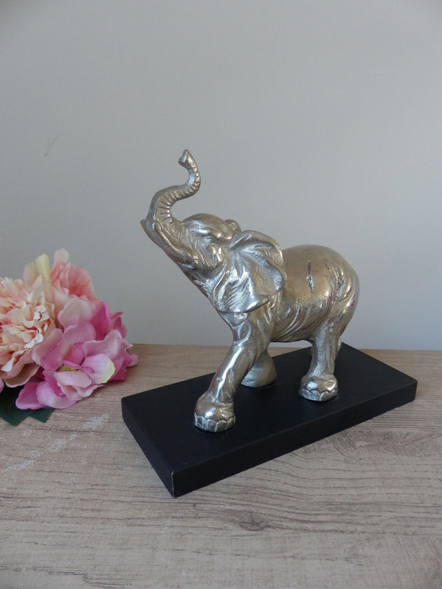 Grande sculpture éléphant métal couleur argent sur socle en bois, figurine éléphant trompe levée décoration bureau joie force paix sagesse