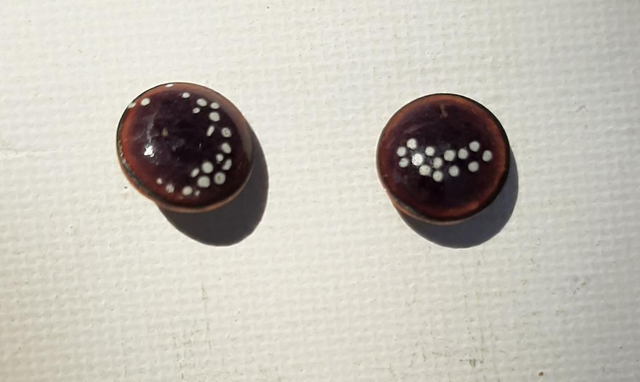 Petites boucles puces mauves points blancs