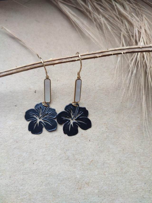 Z-Boucles d&#039;oreilles fleurs noires &amp; nacre, fermoirs en acier inoxydable doré -sans nickel, pièce unique 