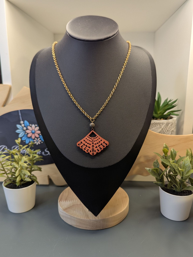  Collier court avec chaine de couleur or, pendentif en bois rouge et perle naturelle.