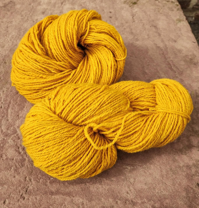 Écheveau de laine 100gr, teinture végétale oeillets d'Inde, retord deux fils 