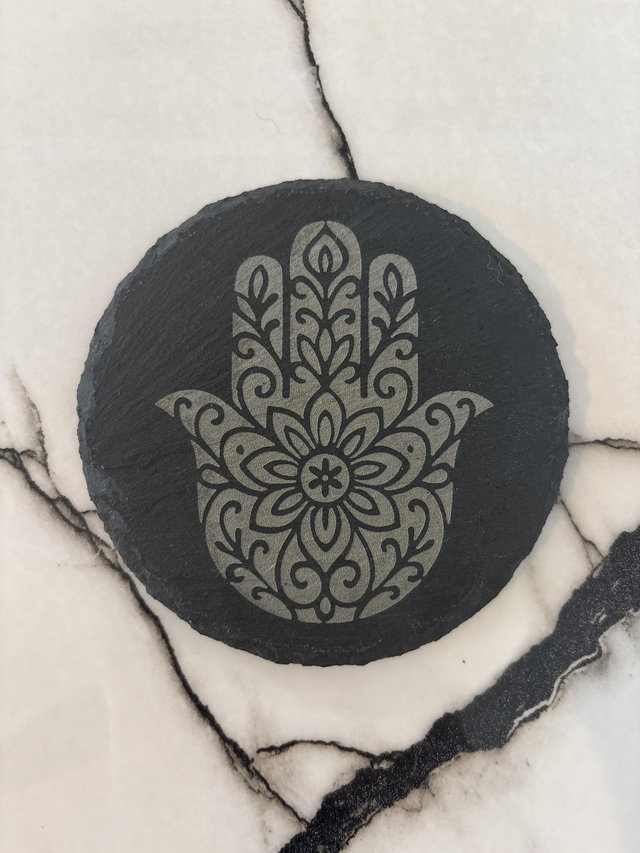 Main de fatma gravé sur un dessous de verre en ardoise de 10 cm de diamètre