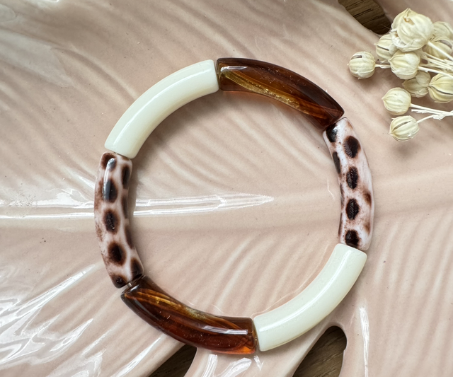 Bracelet jonc en perles tubes incurvées acrylique 32X8 cm 