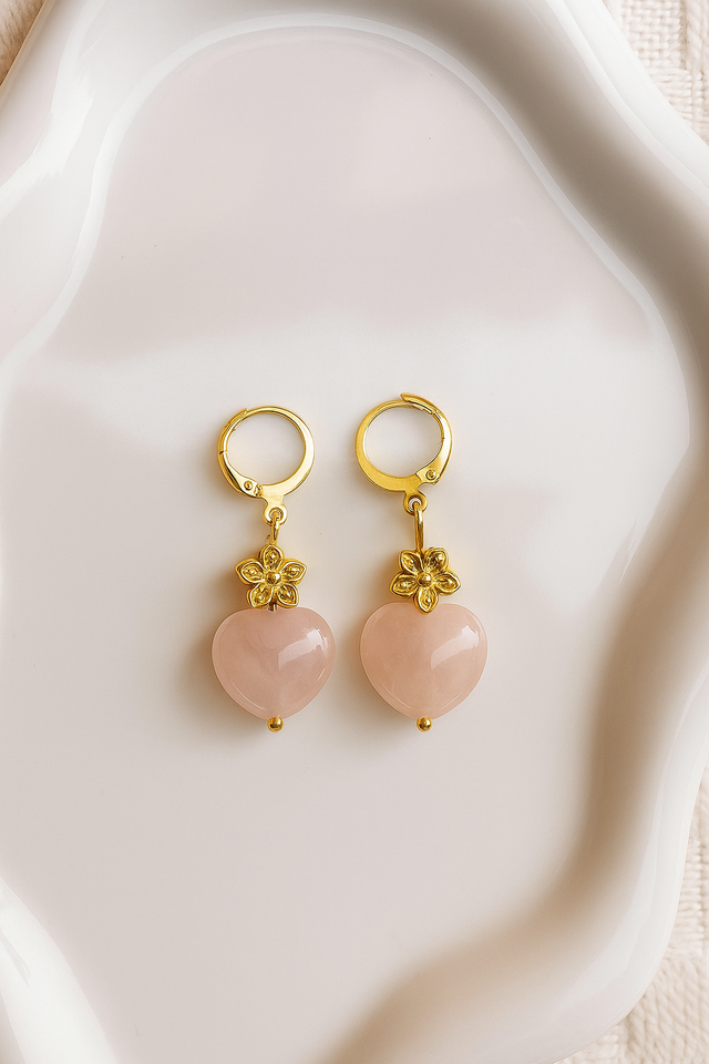 Orecchini in argento placcato oro 24k, con fiorellino in argento e cuore in quarzo rosa