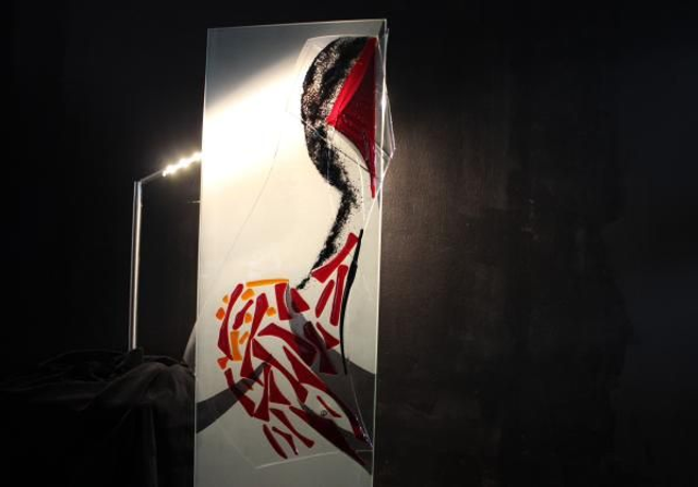 12 Glasobjekt „lady V" . 35 x 107 cm