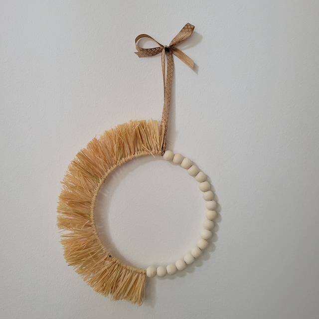 Décoration murale en raphia et perles.