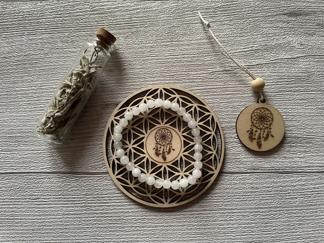 🌙 Coffret « Lâcher-Prise » – Pierre de jade blanc, sauge & Fleur de Vie attrape-rêves