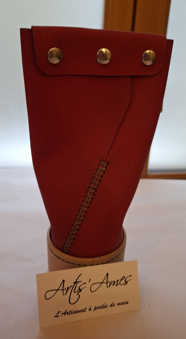 Trousse en cuir et bois