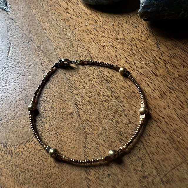 Bracelet doré en perles de verre