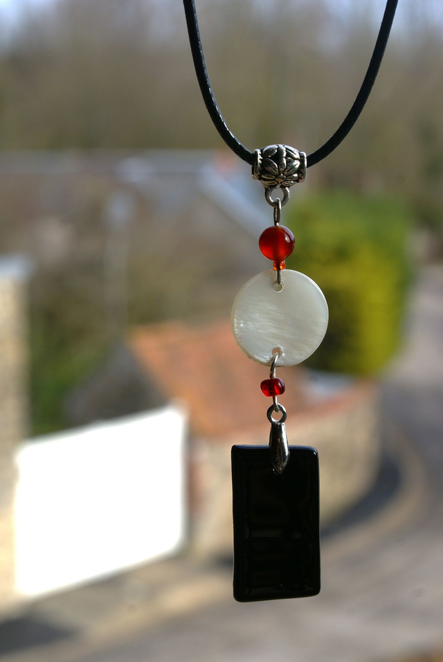 Pendentif en verre noir et chaîne en coton ciré noir. Grande perle en nacre. Numéro 5