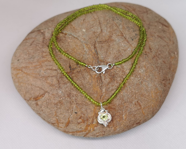 Halskette mit Peridot Anhänger
