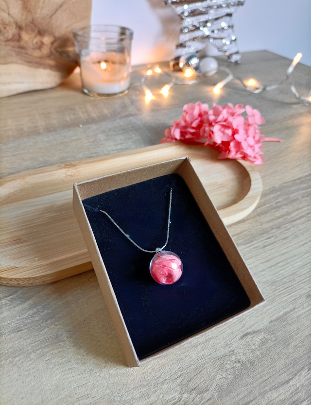 Collier pendentif en verre fleuri- Ode à L'Amour