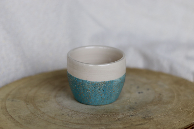 Petite tasse en faïence pailleté bleu - Dernière pièce 