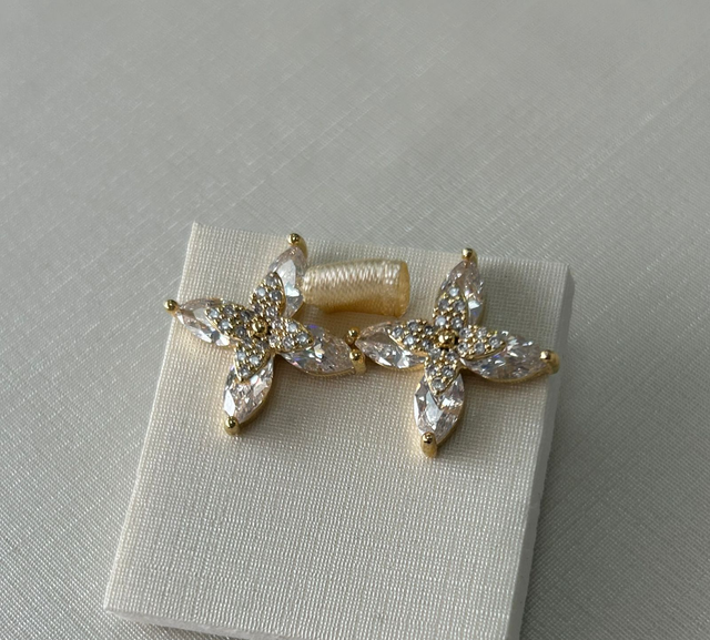 BRINCO FORMATO FLOR 4 PONTAS EM ZIRCÔNIAS CRISTAIS AAA BANHADO EM OURO 18K