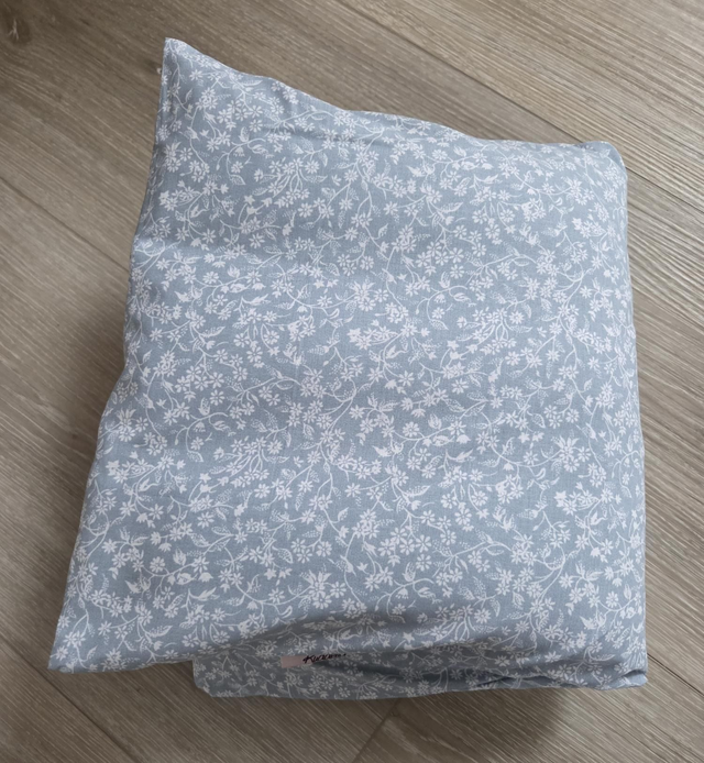 Wohlfühlkissen "klein" 25x50cm " hellblau mit Blümchen "