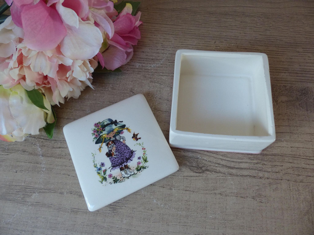 Boîte à bijoux carrée vintage en céramique esprit Sarah Kay – bonbonnière carrée avec fillette espiègle et petit chien – déco chambre enfant