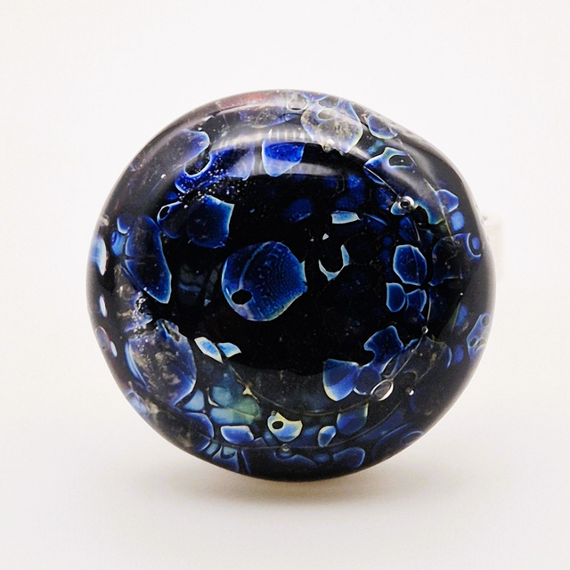 Bague noire et bleue métallisée
