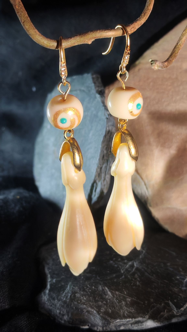 Boucles d'oreilles pampilles en ivoire végétal sculpté, perle dorée