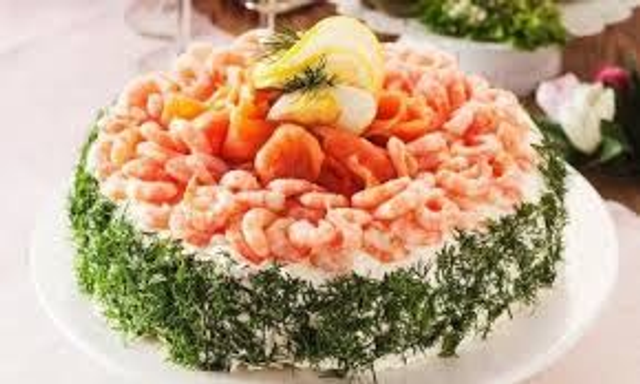 Smörgåstårta lyx med räkor och lax