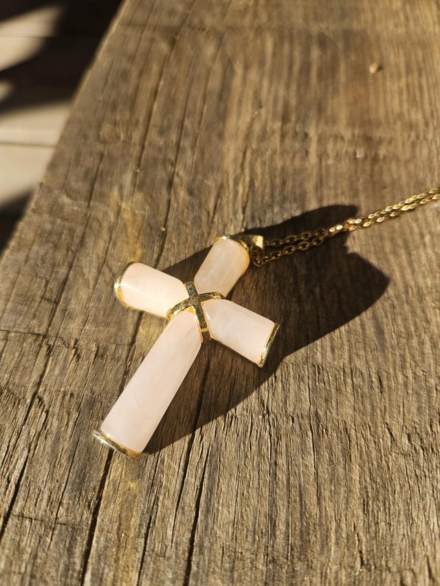 Collier croix quartz rose serti doré 