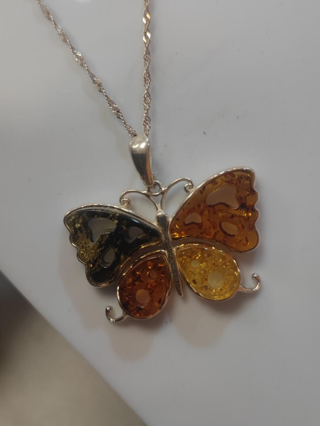 Collier Pendentif "Papillon" en Argent et Ambre Multicolore