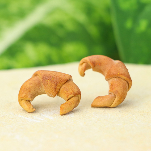 Ohrstecker “Croissant” - aus Polymerton mit hypoallergenem Stecker aus vergoldetem Edelstahl