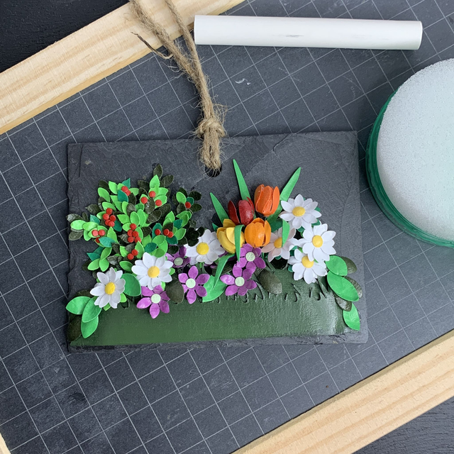 Médaillon sur ardoise.Un petit air de printemps.