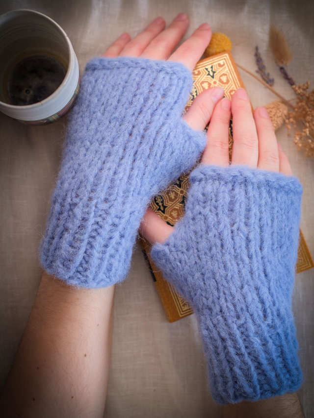 Mitaines en laine d&#039;alpaga et soie bleu ciel