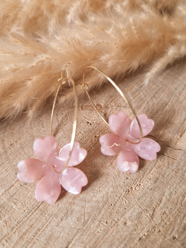 Boucles d'oreilles créoles fleurs "Marie" - Doré et rose pastel