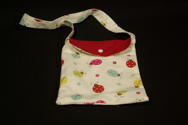 931-Sac fille bandoulière "coccinelle" L18 x H23 cm