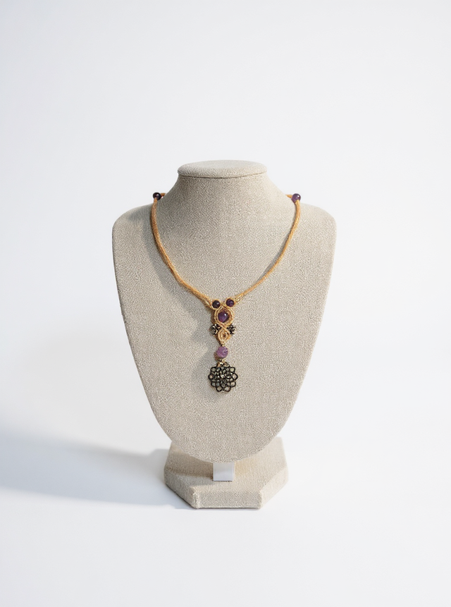 Collier améthyste et pendentif rosace micro-macramé
