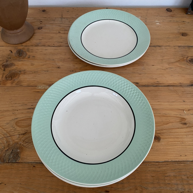 assiettes plates et creuses amandes