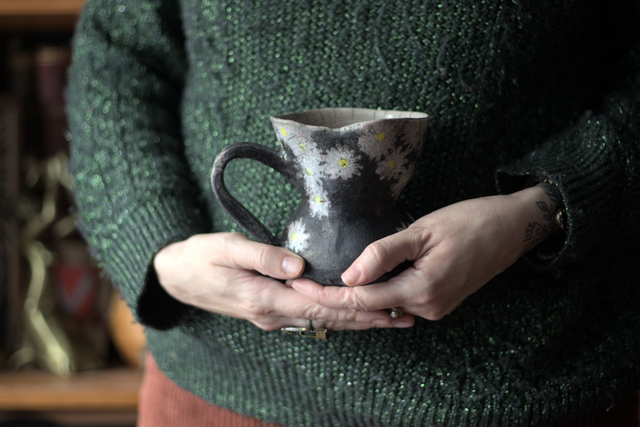 Mug corset en raku, pâquerettes
