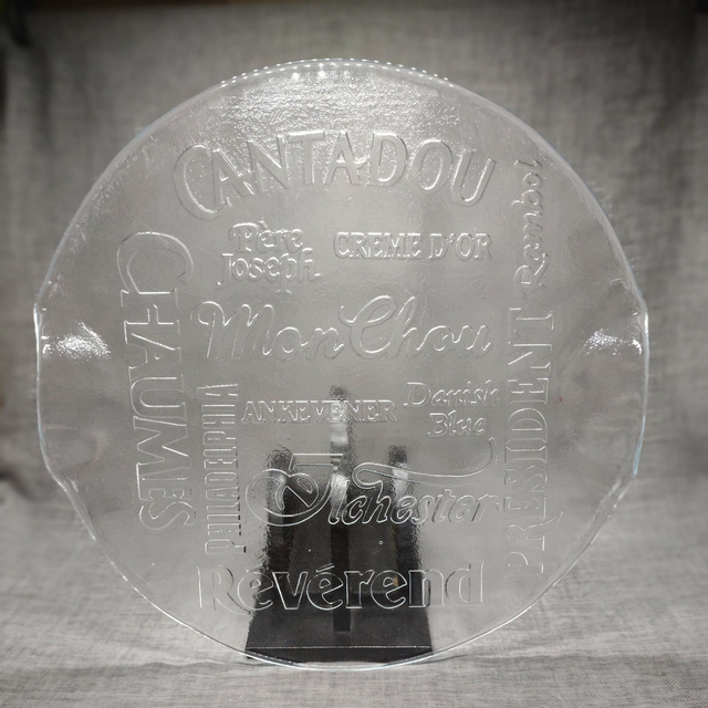 Made in Holland | Groot rond kaasplateau gehard glas 2 handgrepen en imprint van diverse kaassoorten (diameter 32,5 | hoogte 1 cm) | Vintage