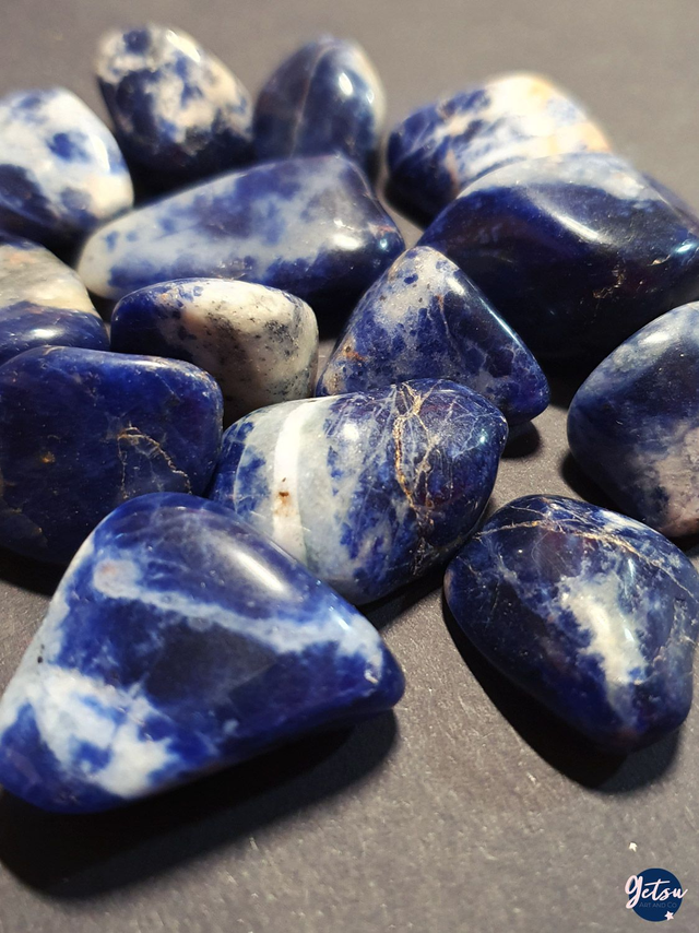 Pierre roulée de sodalite