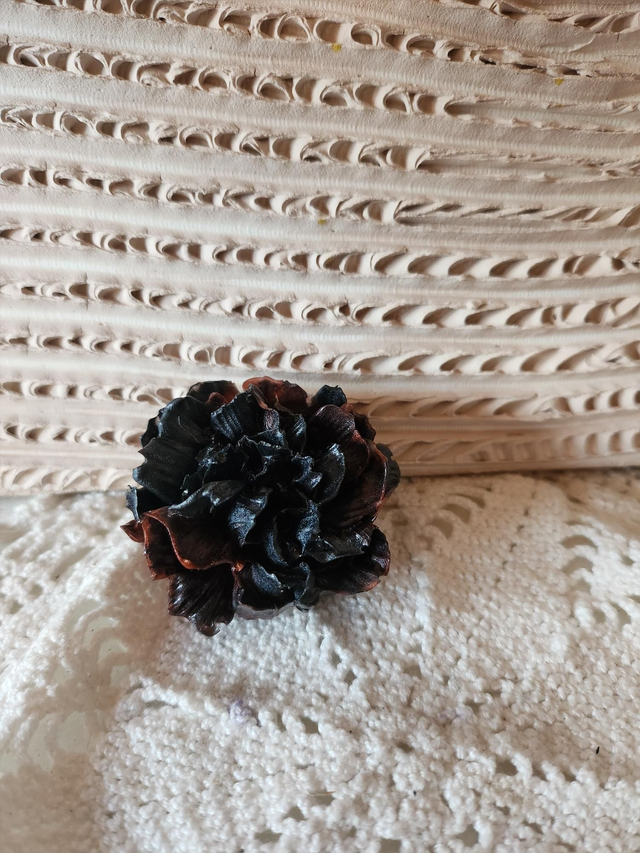 Broche pivoine noire reflet rouge résine 