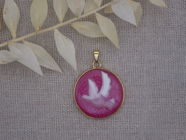 médaille grande Colombe - fond fuchsia