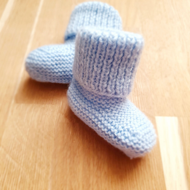 Babyslofjes lichtblauw - handgebreid