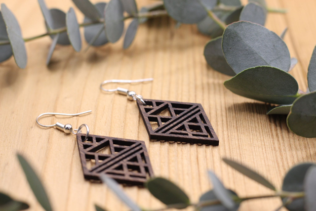 Boucles d&#039;Oreilles en Bois Massif - Frêne ou Noyer - Modèle Losange