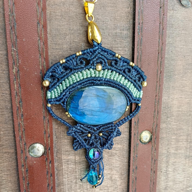 Labradorite bleue micromacramé