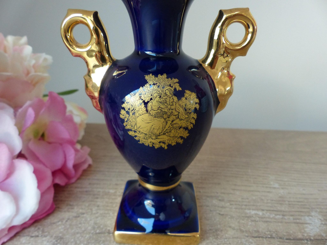 Petit vase en porcelaine de Limoges France bleu cobalt décor scène galante, vase romantique décoration chambre, cadeau couple union mariage
