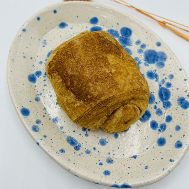 Petit plat ovale tacheté bleu