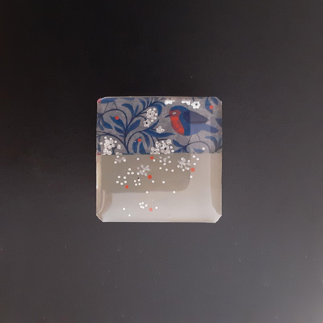 Broche petit carré collection floral fond gris avec décor floral oiseau