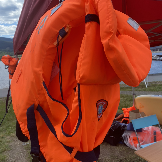 Life vests (redningsvester) and dry suit (tørrdrakt)