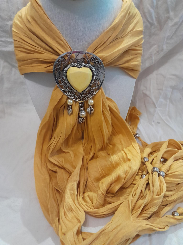 Foulard bijoux aimanté cœur jaune 