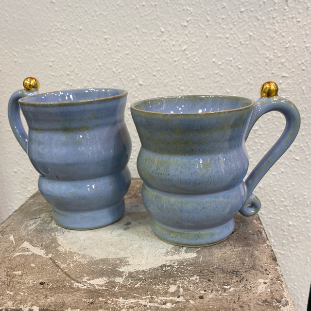 Krus Blå m. Guldknop, blå/grøn glasur, af Helle Bornæs 