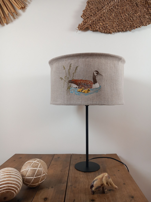 Abat-jour en lin naturel pour lampe de table brodé- broderie "Oie et ses oisons". Création artisanale unique.