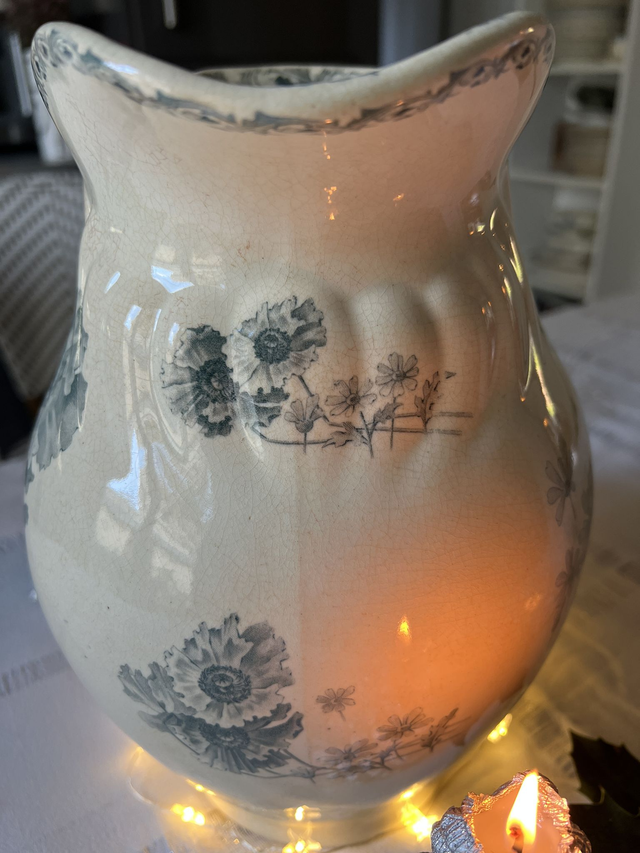 PAVOTS GRIS - Grand Broc modèle Pavots par la manufacture française de Choisy le Roi pour Emile Bourgeois - Terre de Fer